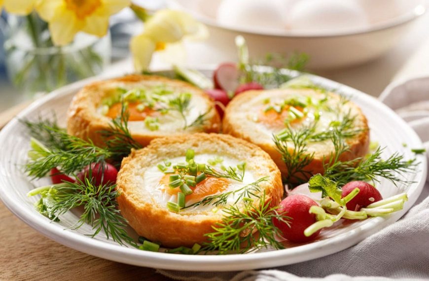 Frühstücksei im Brötchen aus dem Backofen