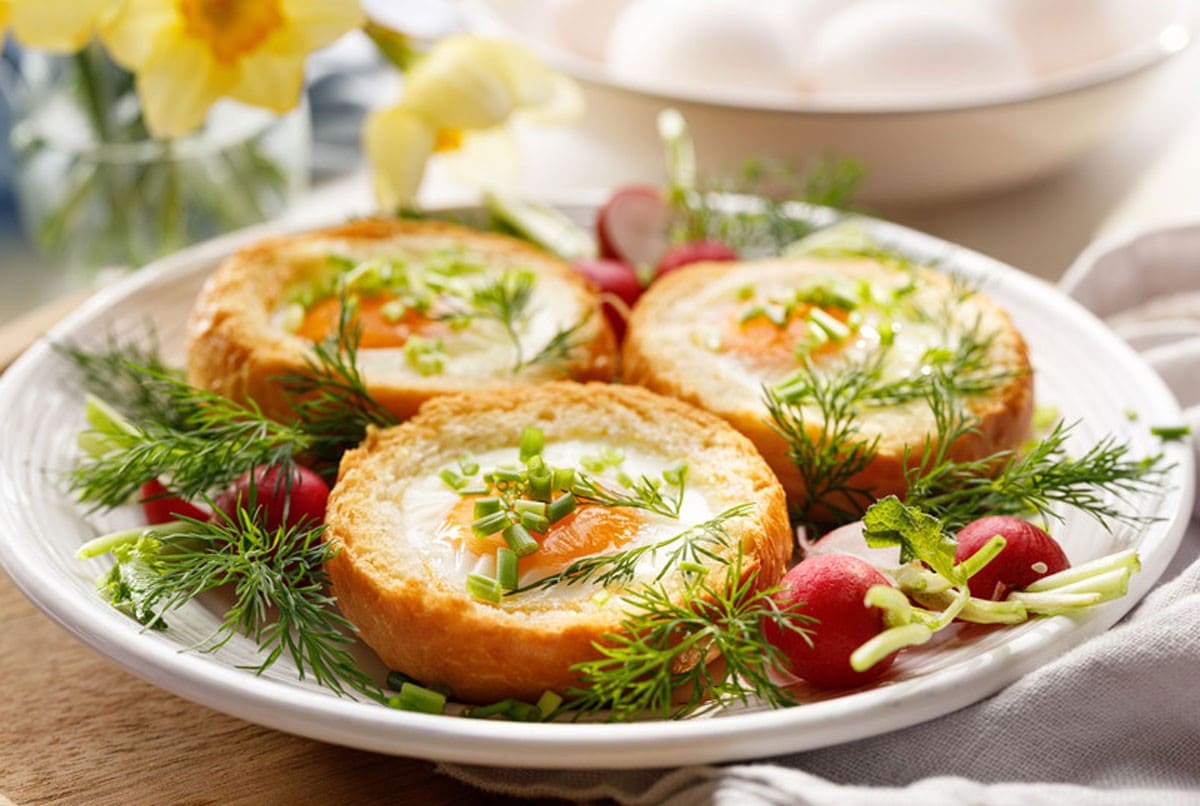 Frühstücksei im Brötchen aus dem Backofen