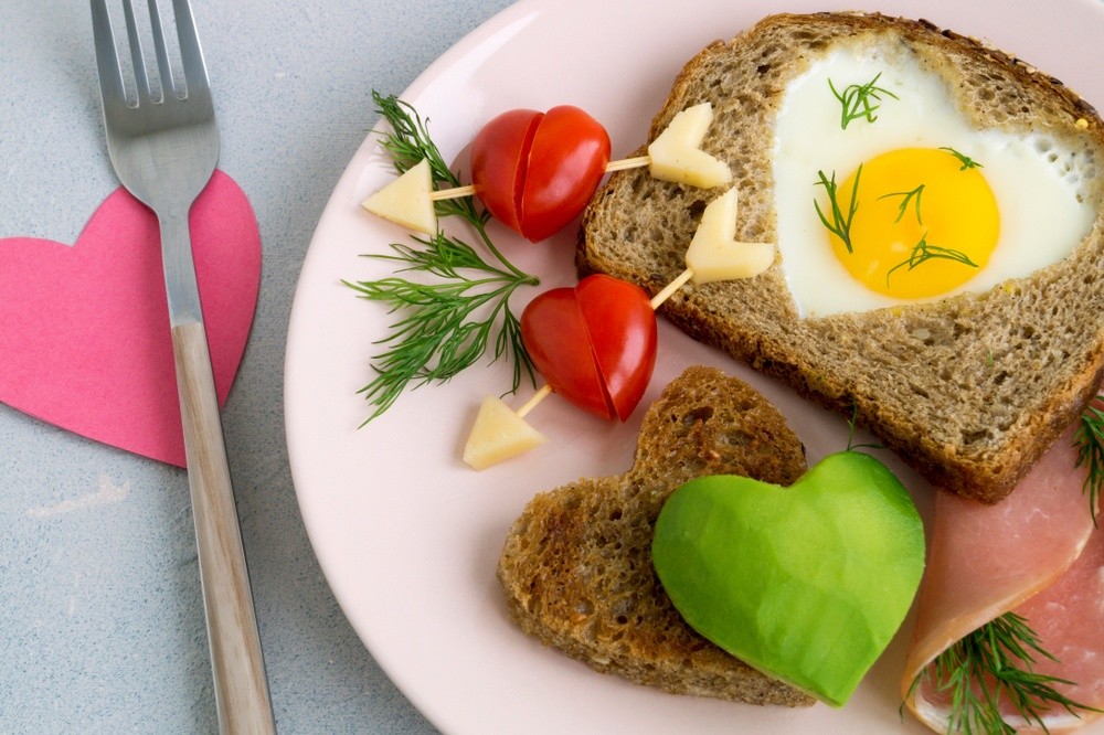 Frühstücksei im Toastbrot mit Tomaten zum Valentinstag