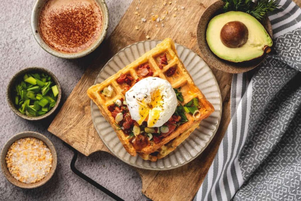Frühstücksidee mit herzhaften Waffeln