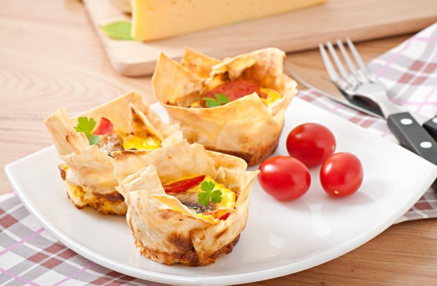 Frühstücksmuffins mit Rührei, Tortilla und Käse