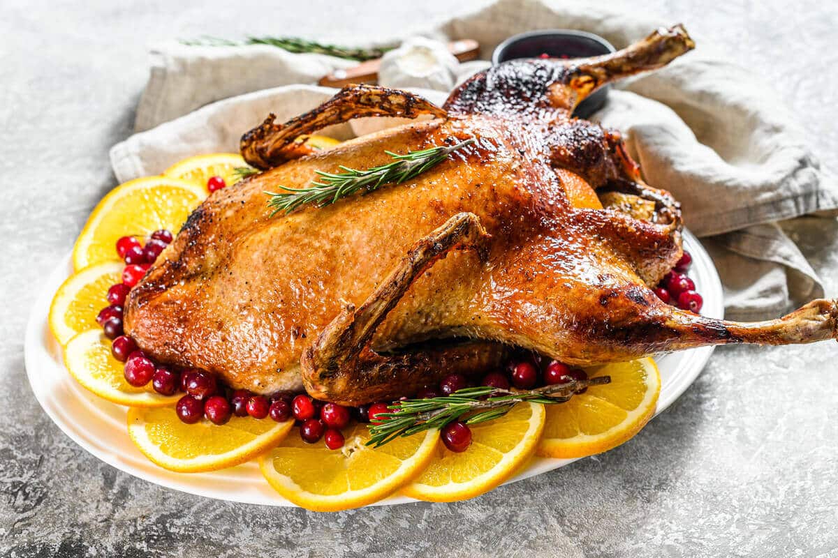 Gänsebraten in Honig-Orangen Glasur aus dem Backofen