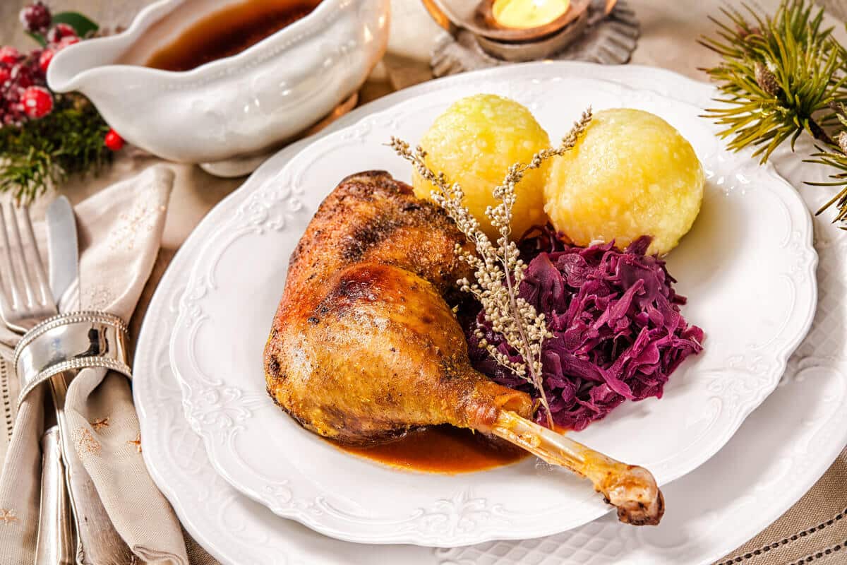 Gänsekeulen mit Pflaumen und Rotkohl aus dem Backofen