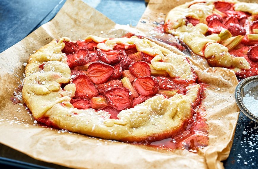 Galettes aus Mürbeteig mit Erdbeeren und Rhabarber