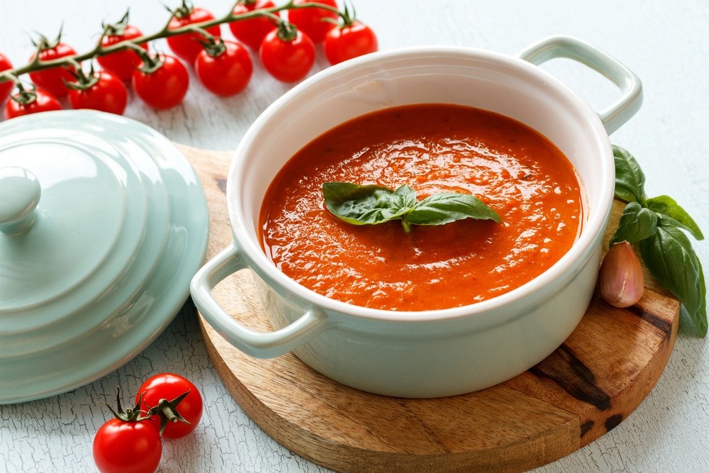 Gazpacho Tomatensuppe mit Ciabatta und Basilikum