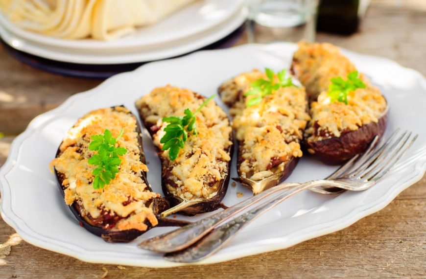 Joghurtdressing mit Minze und Knoblauch für Salat oder Gegrilltes