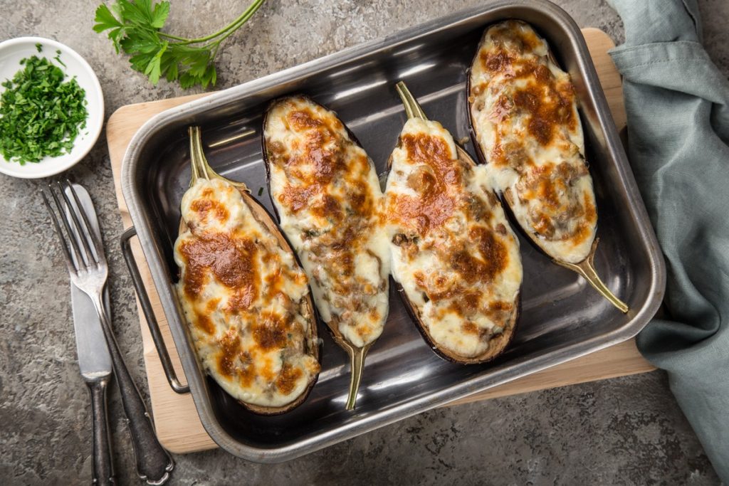 Gebackene Auberginen mit Thunfisch, Tomatensauce und Käse