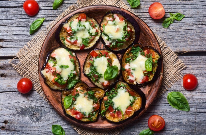 Gebackene Auberginen mit Tomaten und Mozzarella
