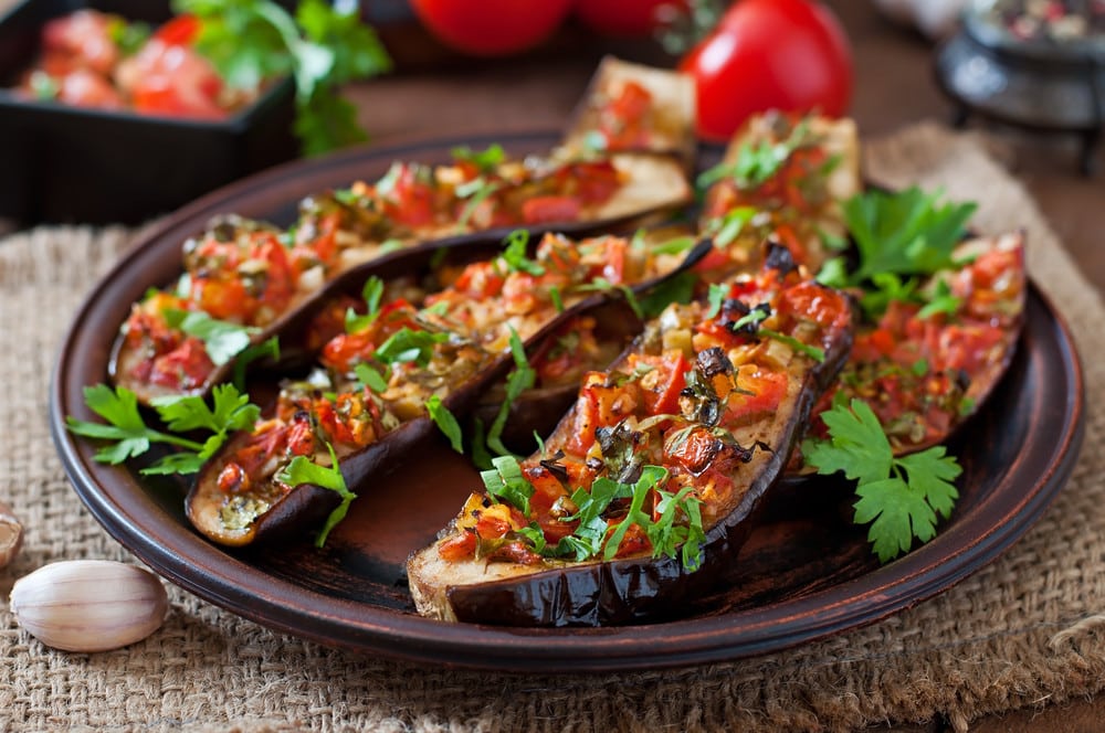 Gebackene Auberginen mit Tomaten und Paprika im Ofen