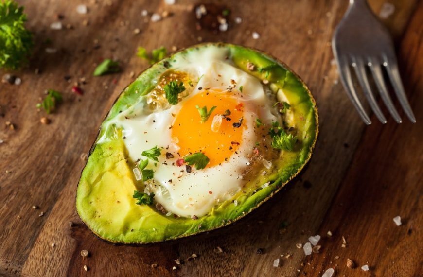 Gebackene Avocado mit Eier Füllung zum Frühstück