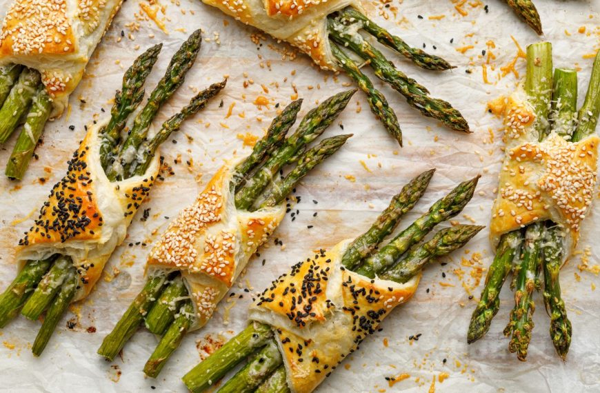 Gebackene Blätterteigtaschen mit Spargel und Sesam