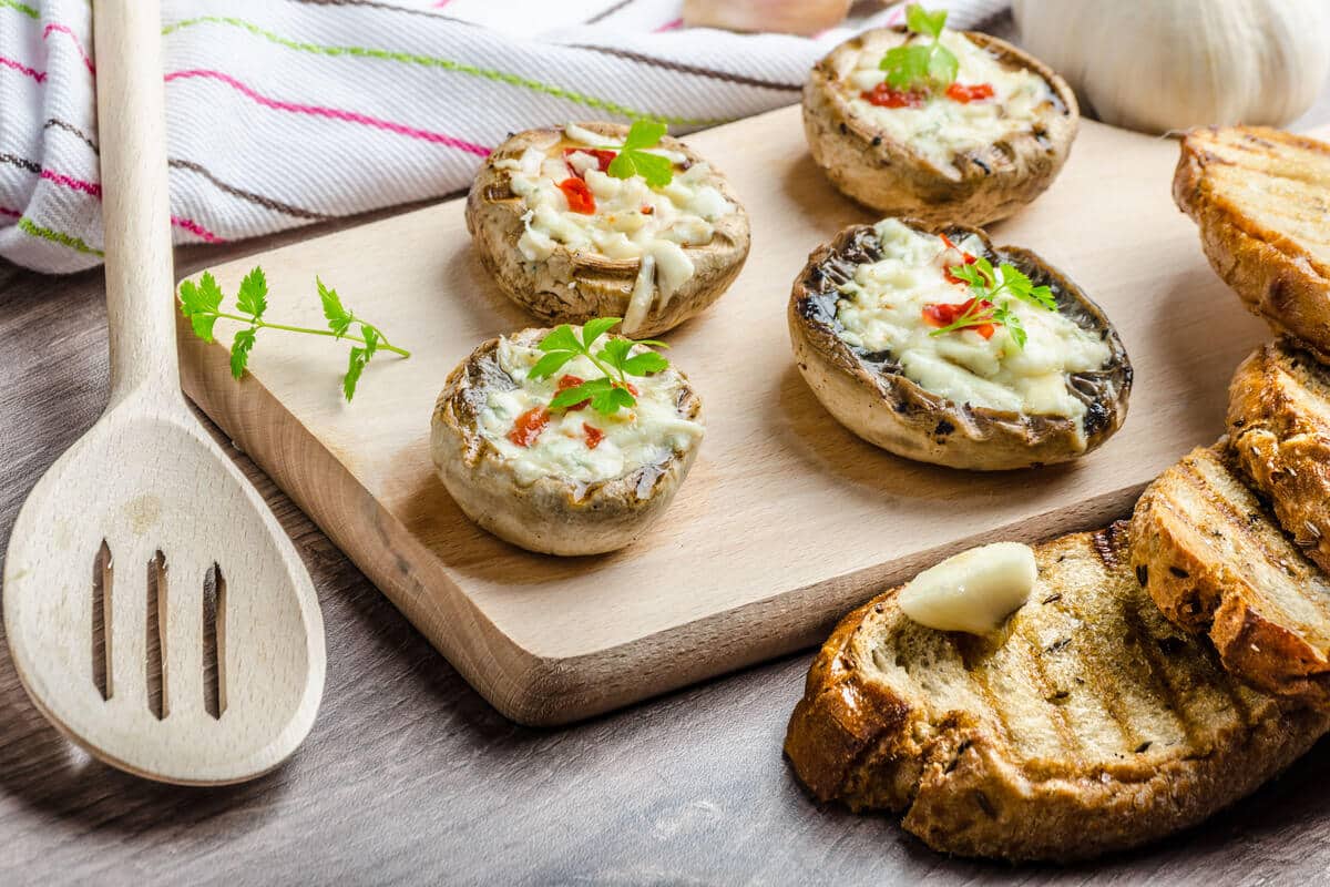 Gebackene Champignons gefüllt mit Blauschimmelkäse