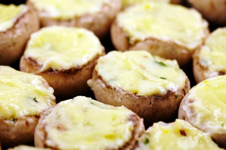 Gebackene Champignons mit Knoblauch, Croutons und Käse