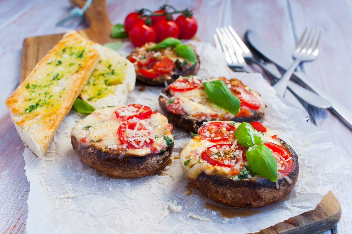 Gebackene Champignons mit Tomaten und Mozzarella