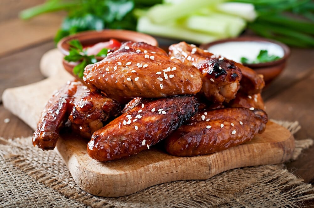 Gebackene Chicken Wings mit Chilisoße im Ofen