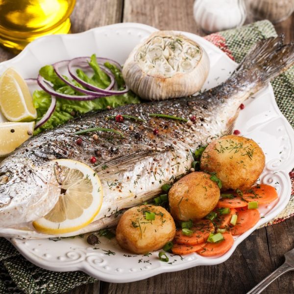 Gebackene Dorade mit Zitronen, Zwiebeln und frischen Kräutern