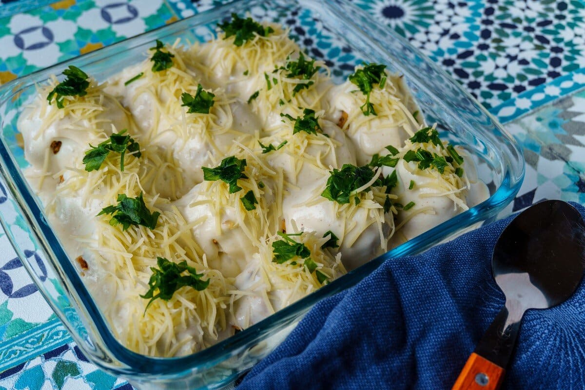 Gebackene Eier mit Schinken gefüllt in Béchamelsauce