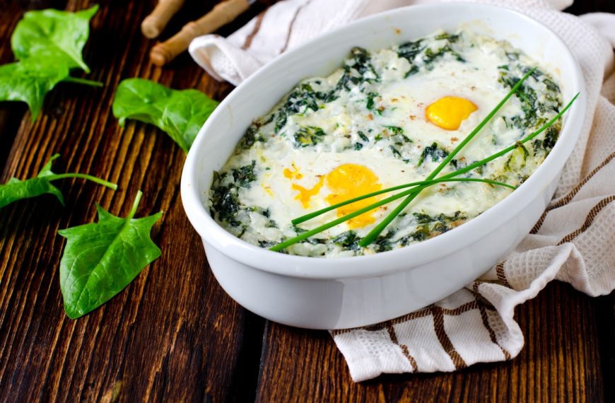 Gebackene Eier mit Spinat und Sahne zum Frühstück