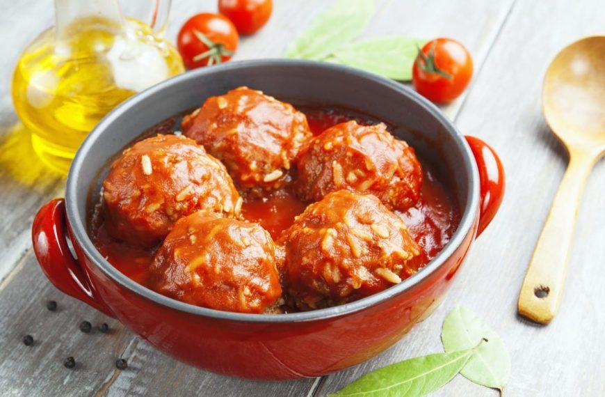 Gebackene Hackbällchen mit Reis in Tomatensauce