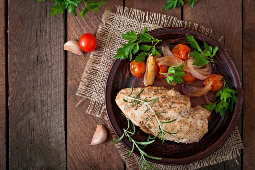 Einfacher Nudelsalat mit Kirschtomaten, Mais und Kidneybohnen