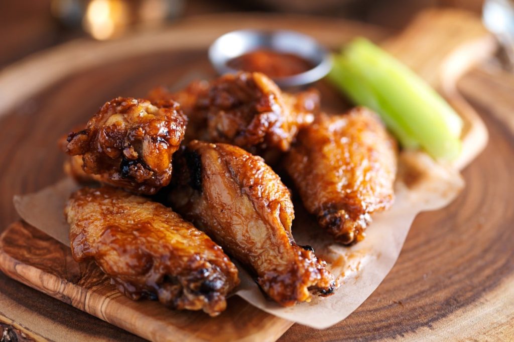 Gebackene Hähnchenflügel in Tomatenmarinade mit Knoblauch