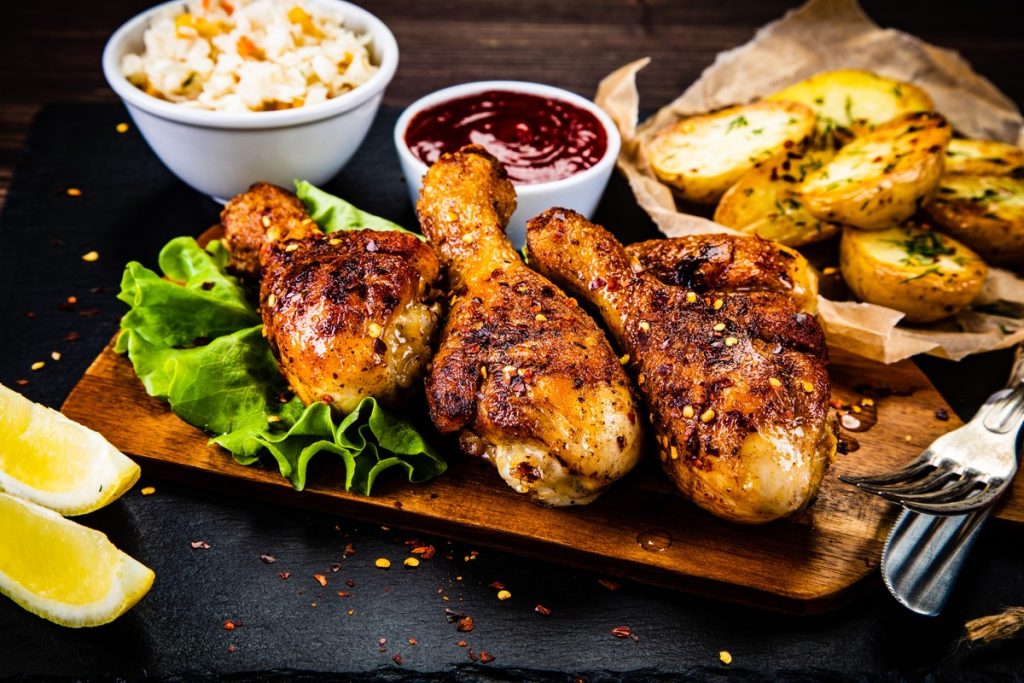 Gebackene Hähnchenkeulen mit Knoblauch im Backofen