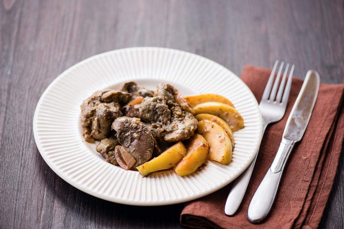 Gebackene Hühnerleber mit Äpfel, Zwiebeln und Knoblauch