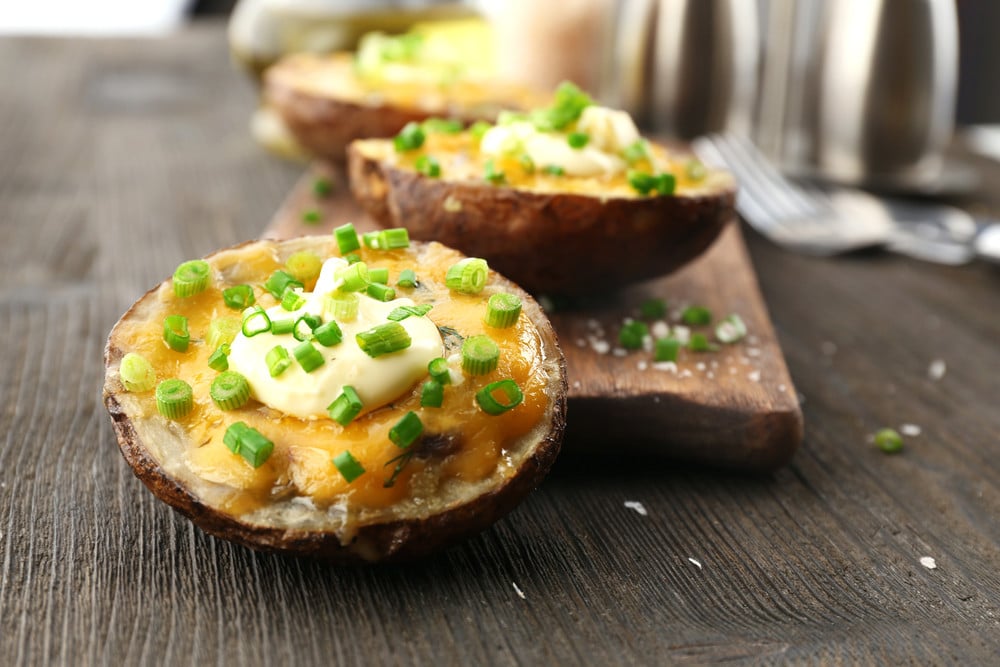 Gebackene Kartoffeln mit Wachteleiern und Käse