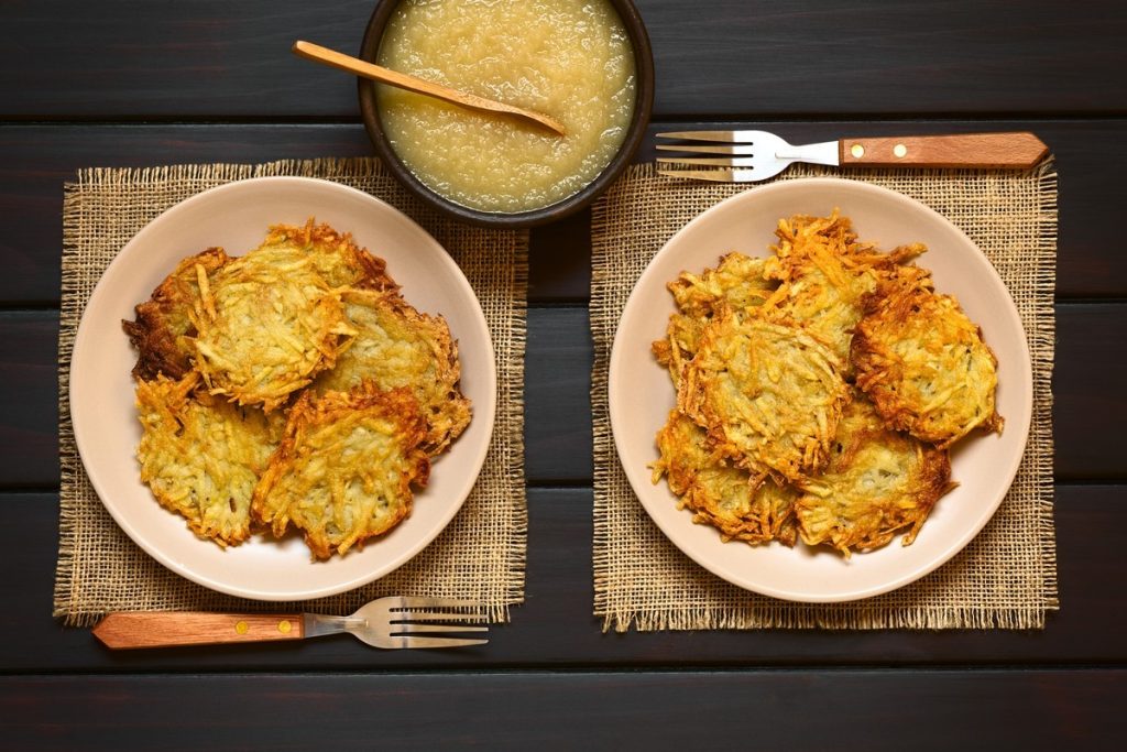 Gebackene Kartoffelpuffer mit Zwiebeln im Backofen