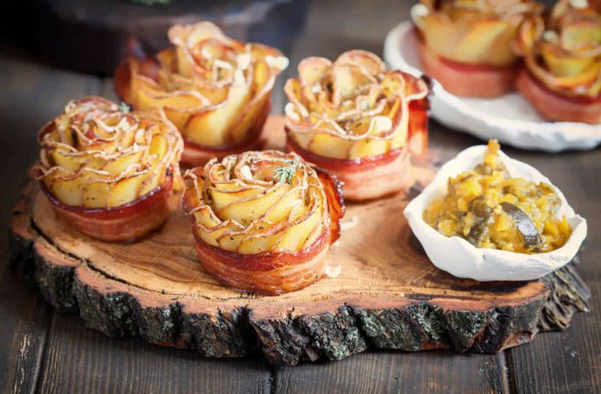 Gebackene Kartoffelrosen mit Speck und frischen Kräutern
