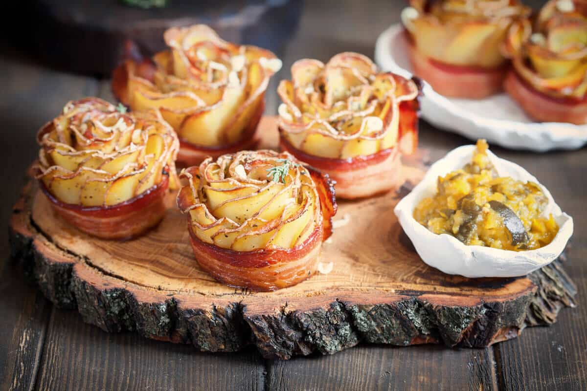 Gebackene Kartoffelrosen mit Speck und frischen Kräutern