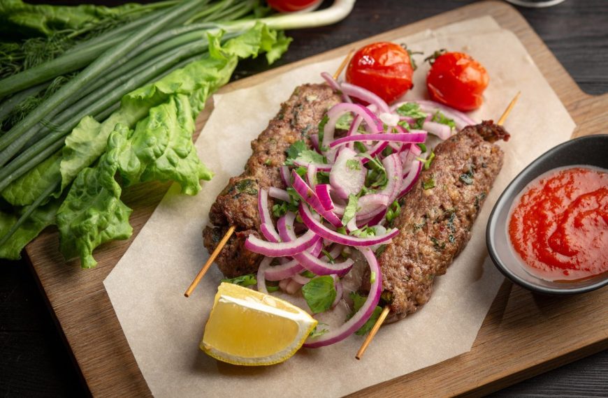 Gebackene Kebap Hackfleischspieße mit Koriander und Zwiebeln