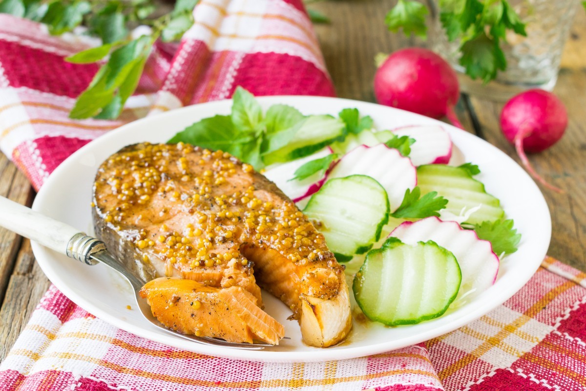 Gebackene Lachssteaks mit Honig Senf Soße und Knoblauch im Backofen