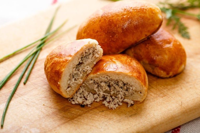 Gebratene Piroggen mit Kartoffeln und Zwiebeln