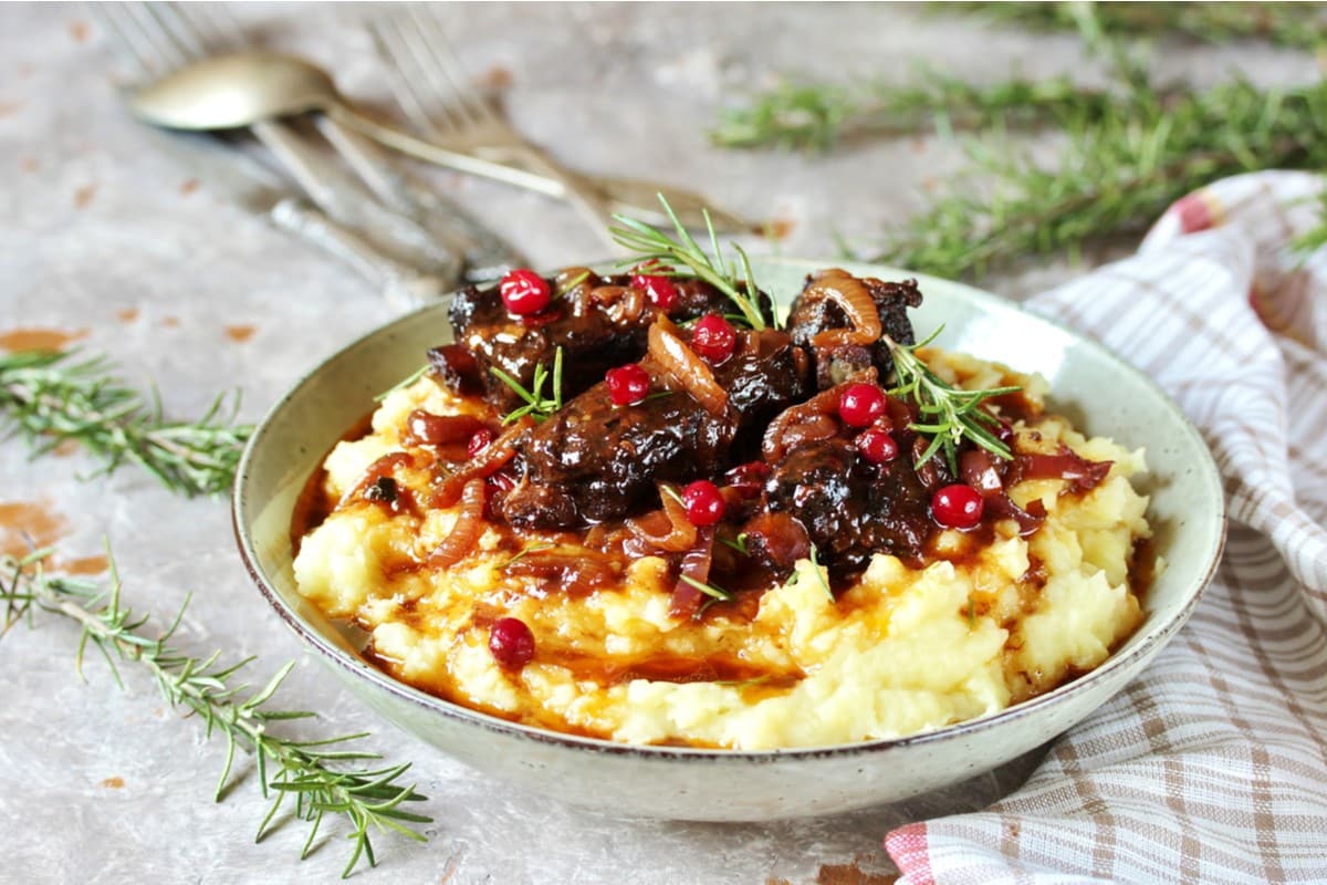 Gebackene Rinderrippchen mit Preiselbeeren und Gemüse im Ofen