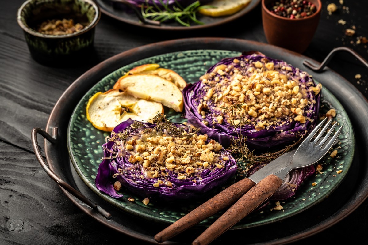 Gebackene Rotkohlsteaks mit Balsamico-Honig-Glasur und Walnüssen