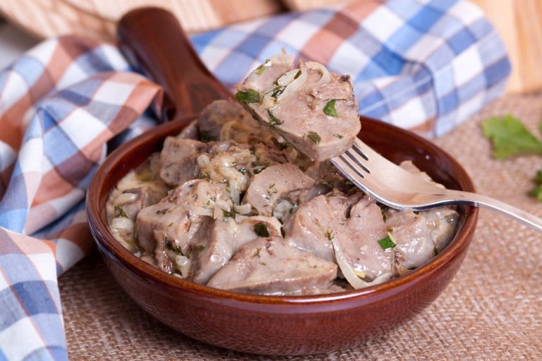 Gebackene Schweinezunge mit Schmandsauce im Ofen
