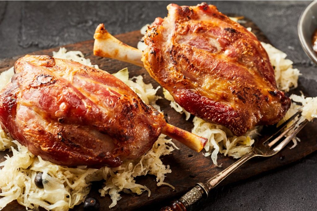 Gebackene Schweinshaxen mit Bier