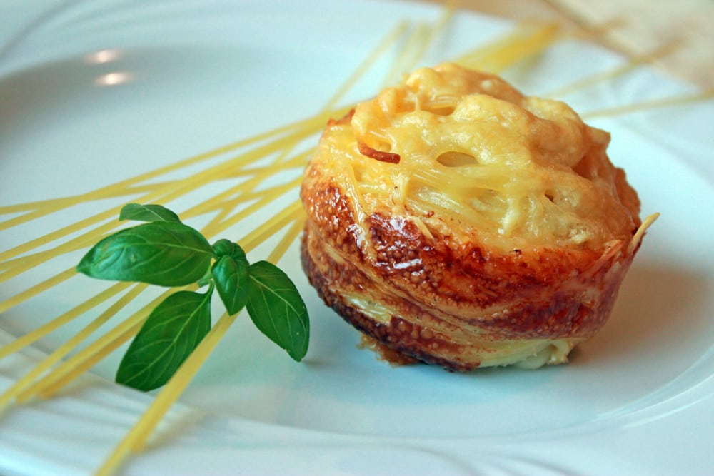 Gebackene Spaghetti Muffins mit Parmesan und Schlagsahne