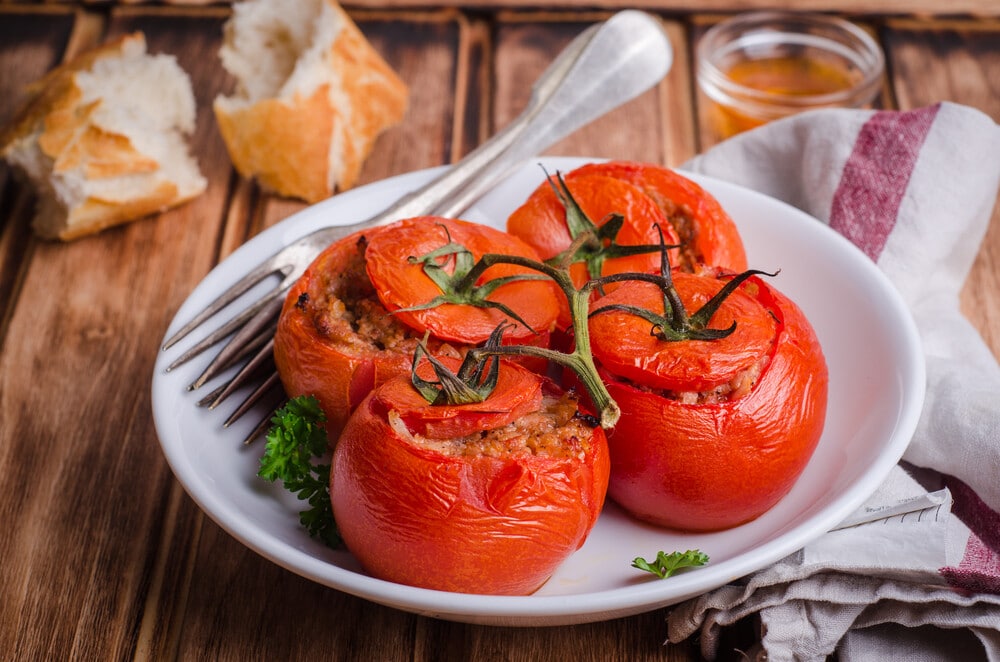 Gebackene Tomaten gefüllt mit Hackfleisch, Zwiebeln und Reis