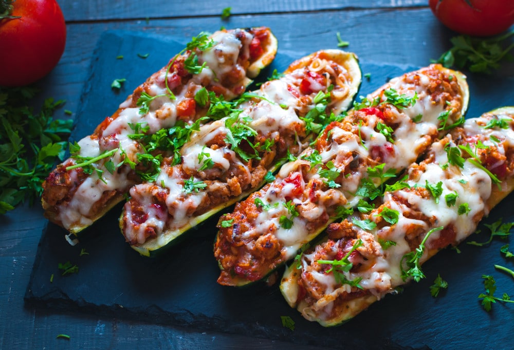 Gebackene Zucchini gefüllt mit Putenfleisch und Mozzarella