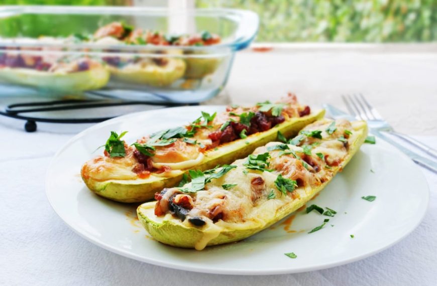 Gebackene Zucchini mit Champignons, Wurst und Käse