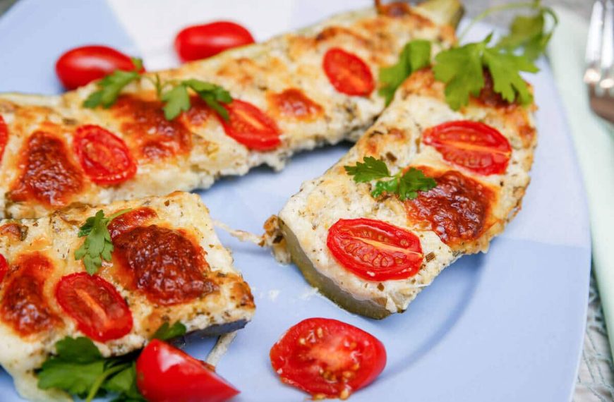 Gebackene Zucchini mit Mozzarella, Tomaten und Knoblauch