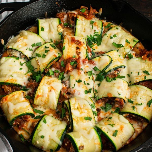 Gebackene Zucchiniröllchen mit Hackfleisch, Ricotta und Tomatensauce