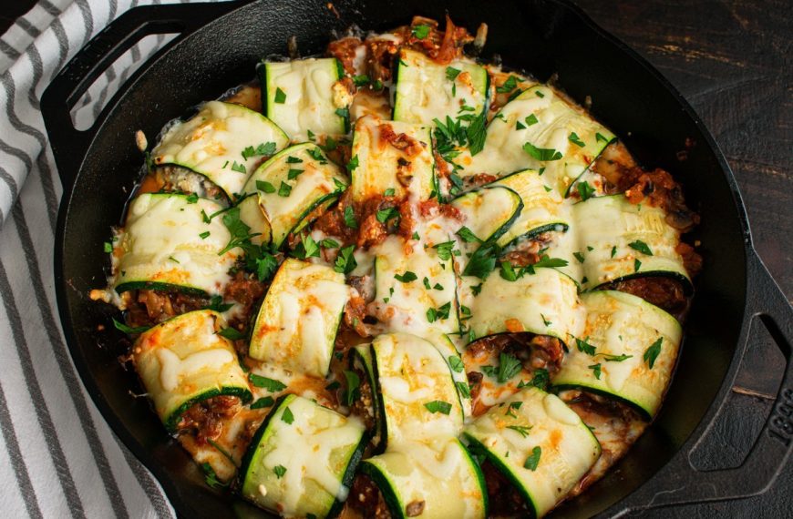 Gebackene Zucchiniröllchen mit Hackfleisch, Ricotta und Tomatensauce