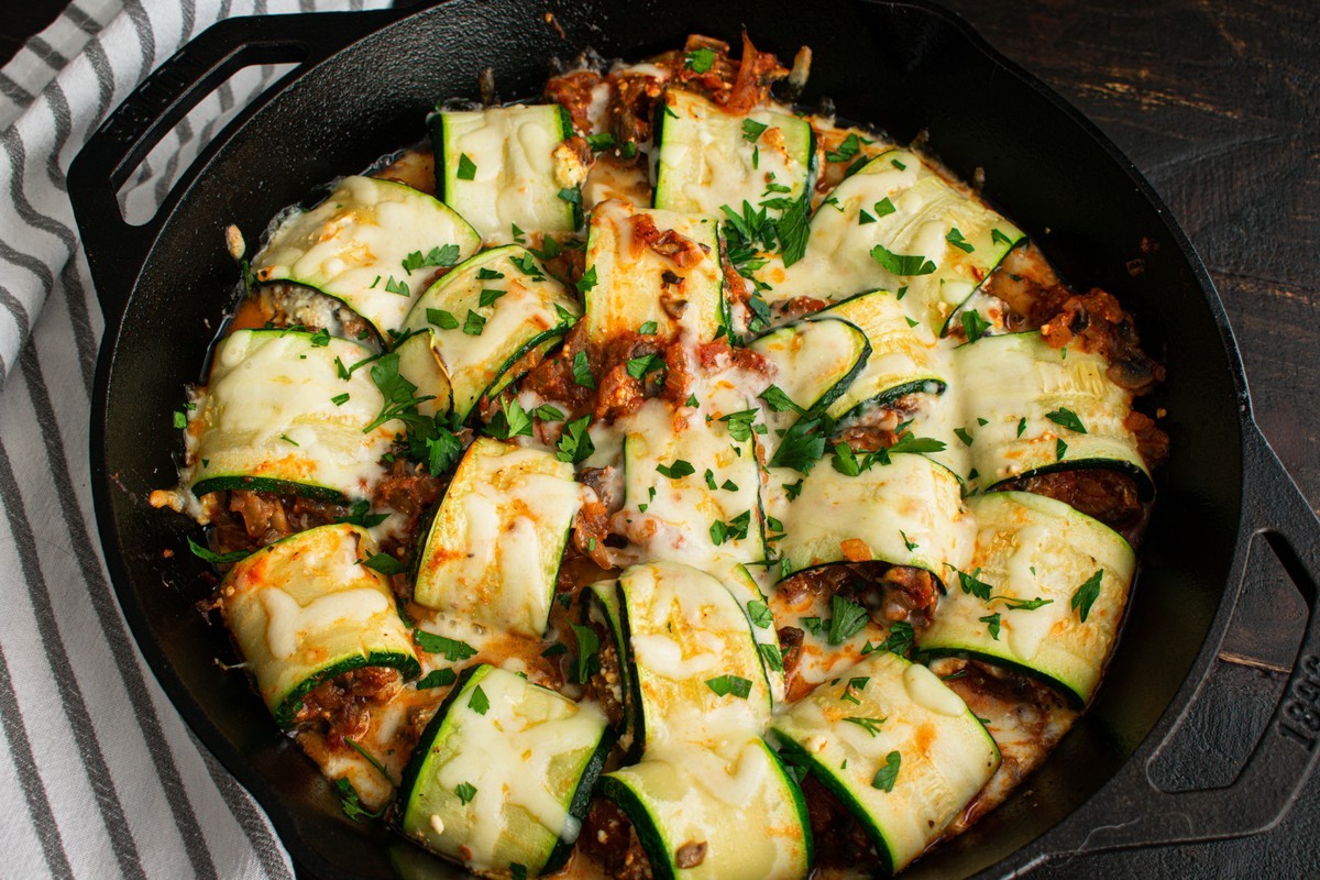 Gebackene Zucchiniröllchen mit Hackfleisch, Ricotta und Tomatensauce