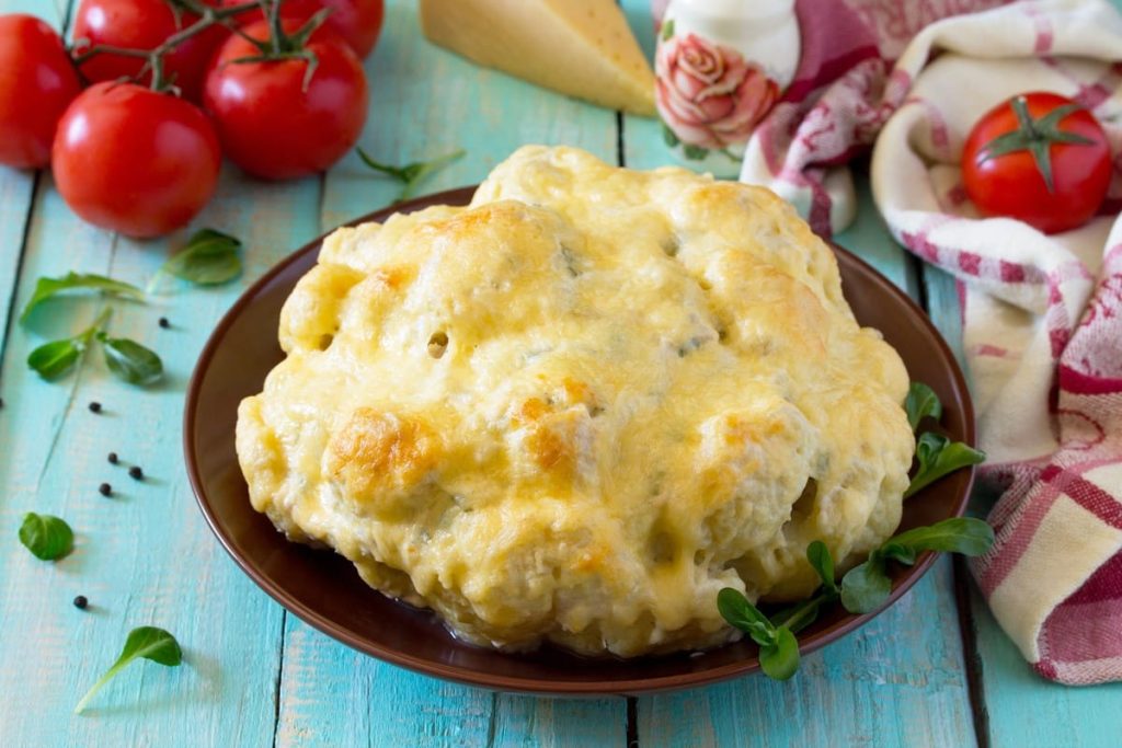 Gebackener Blumenkohl gefüllt mit Hackfleisch und Gemüse