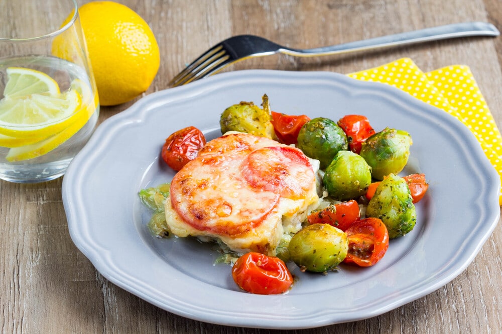 Gebackener Fisch mit Tomaten und Käse im Backofen