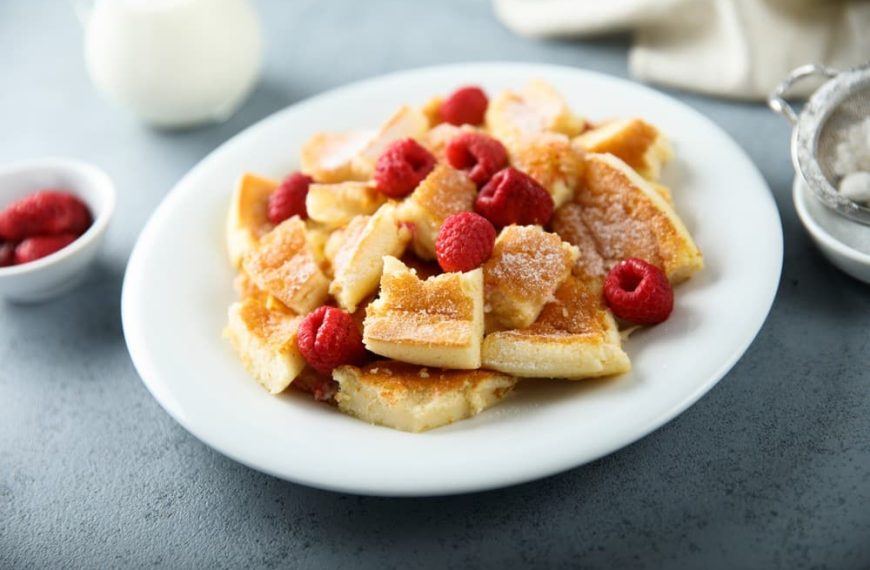 Gebackener Kaiserschmarrn im Ofen mit Himbeeren