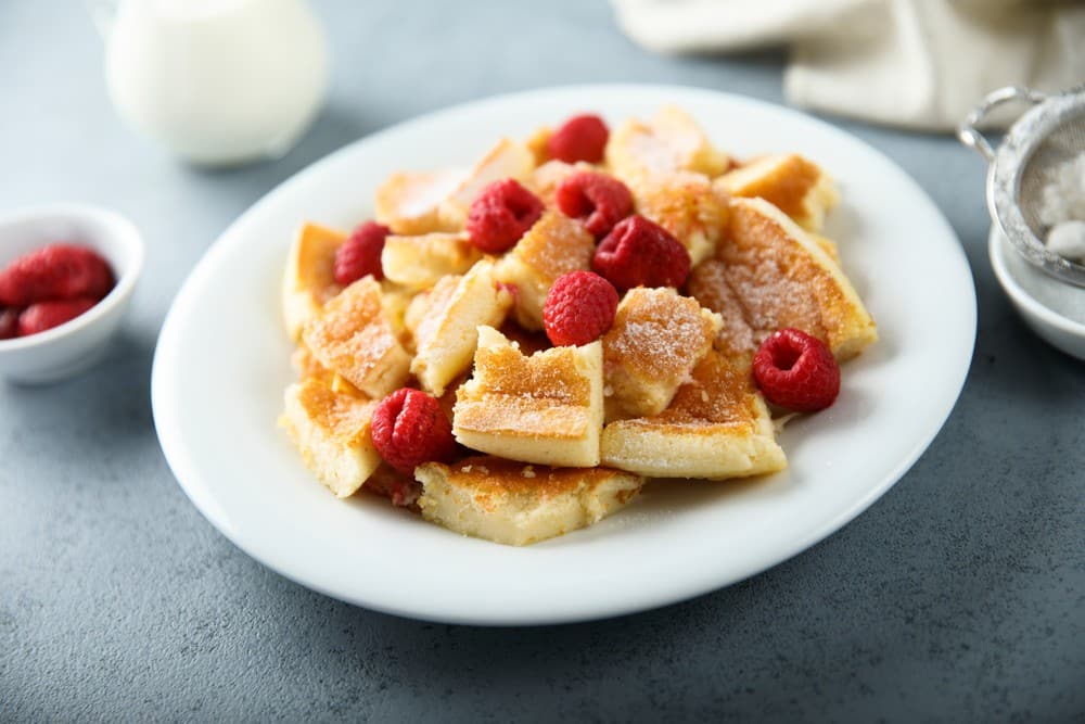 Gebackener Kaiserschmarrn im Ofen mit Himbeeren